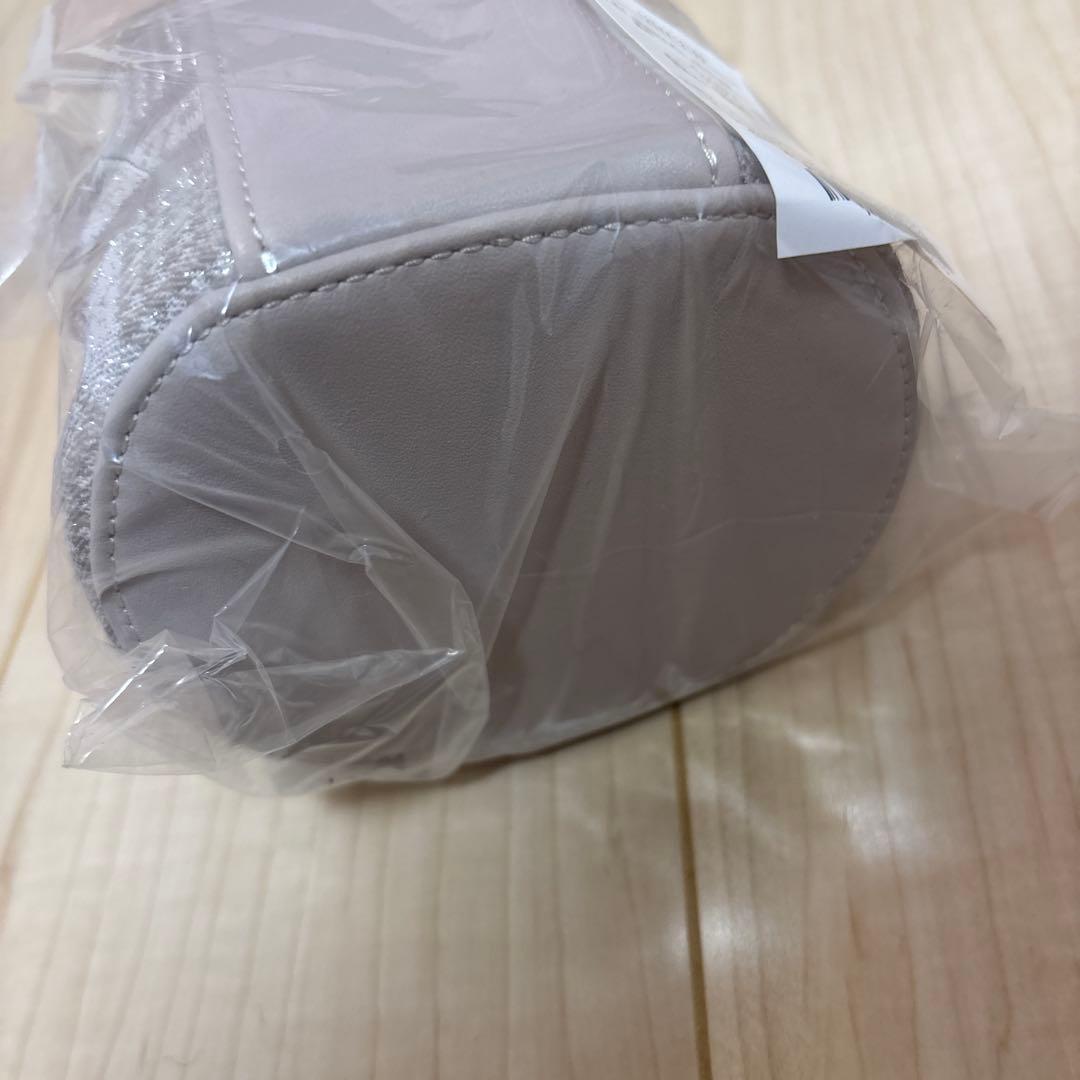 グレーベージュキーホルダー付き ショルダーバッグ