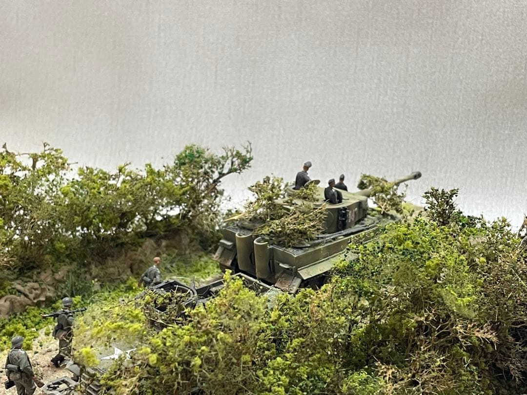 戦車ジオラマ　1/72 ドイツタイガー戦車とUS装甲車+カーゴトラック