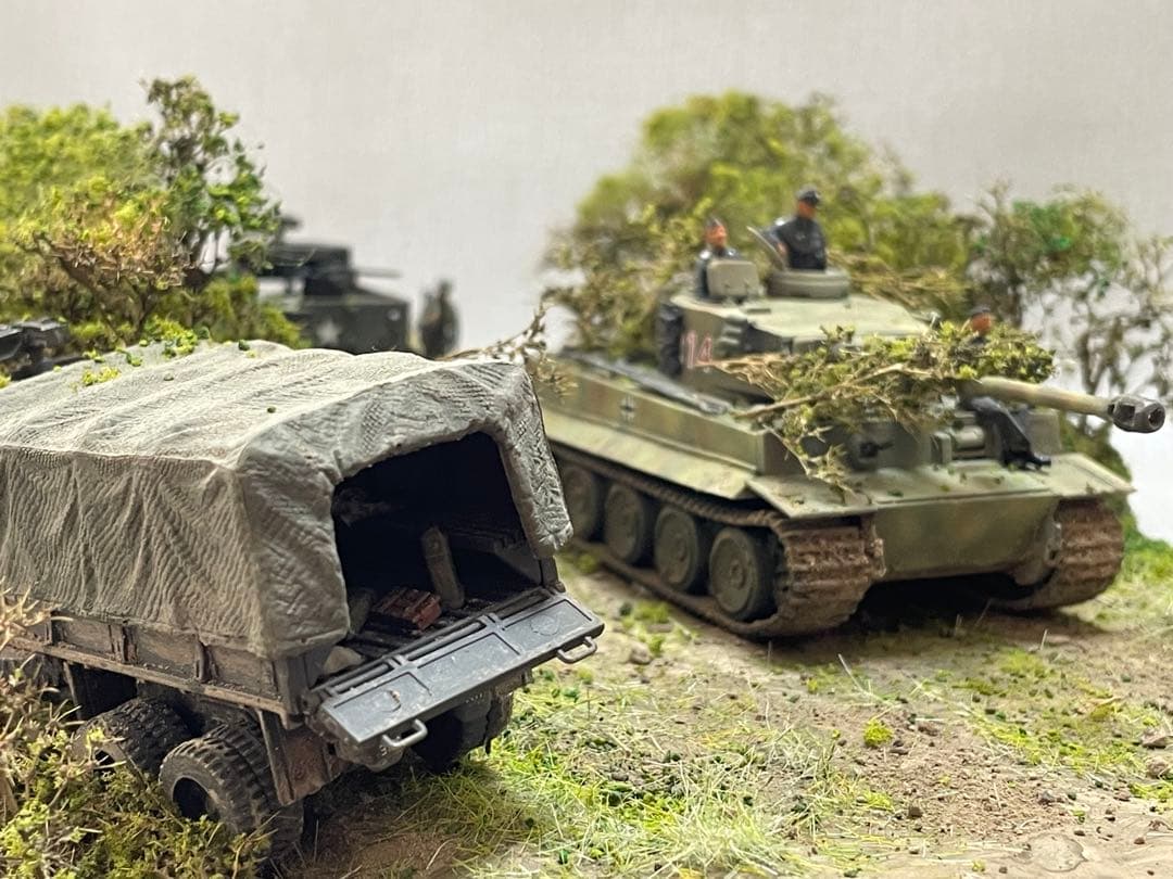 戦車ジオラマ　1/72 ドイツタイガー戦車とUS装甲車+カーゴトラック
