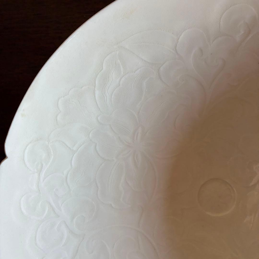 高麗陶房　宮岡英夫　「白磁陽刻花文鉢」　共箱入　作者サイン入25.12.10-2