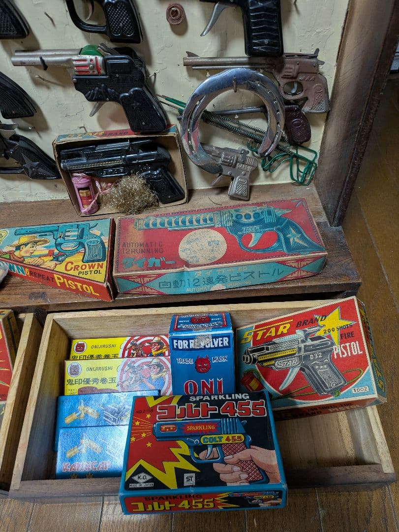 ブリキ　鉄砲　水鉄砲　ほか　アンティーク家具ケース（大正〜昭和初期）引き取り限定