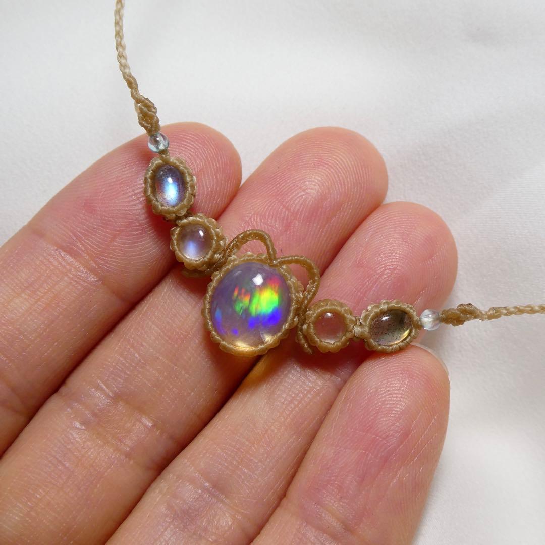 ちょこ　オパール・ムーンストーン・ラブラドライトのマクラメネックレス