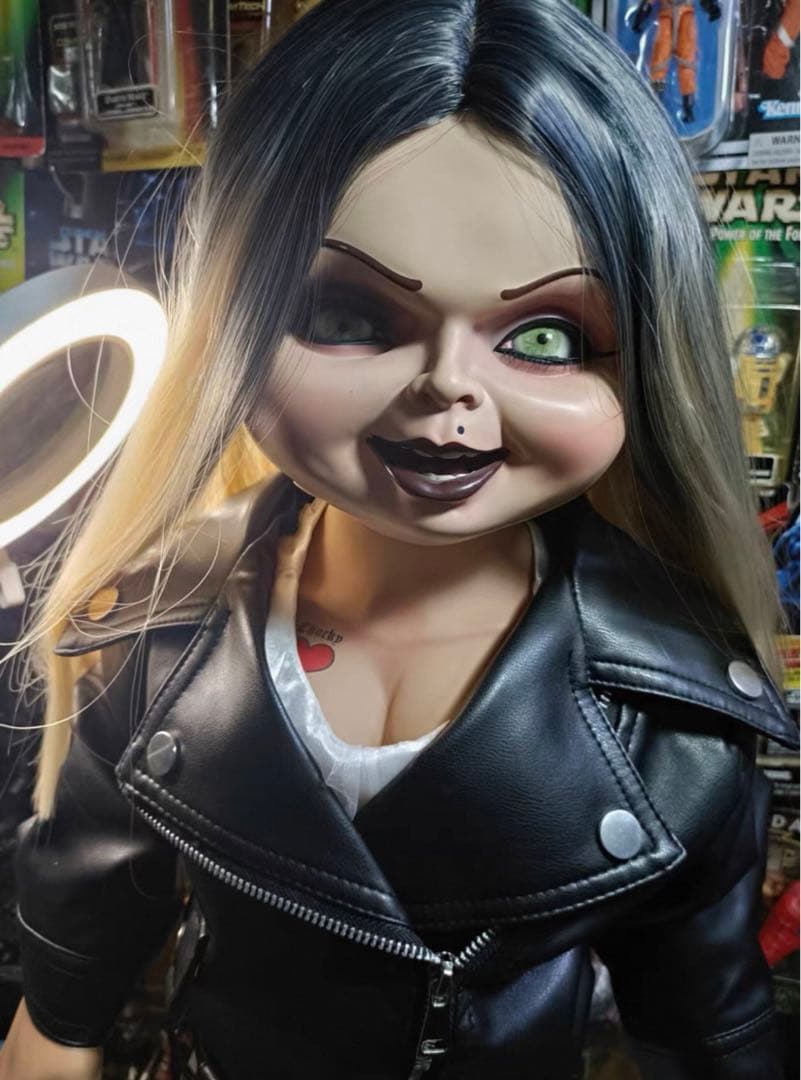 Chucky Doll レザージャケットと白いドレス