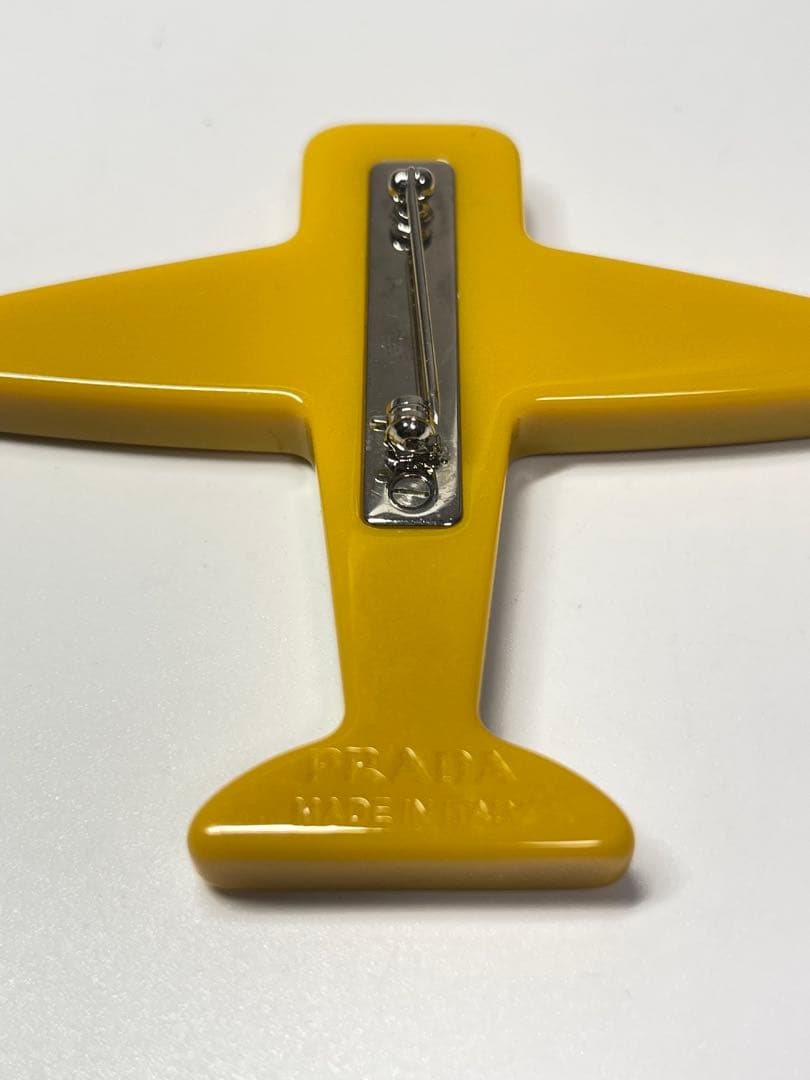 PRADA (プラダ t飛行機 ピン ブローチ