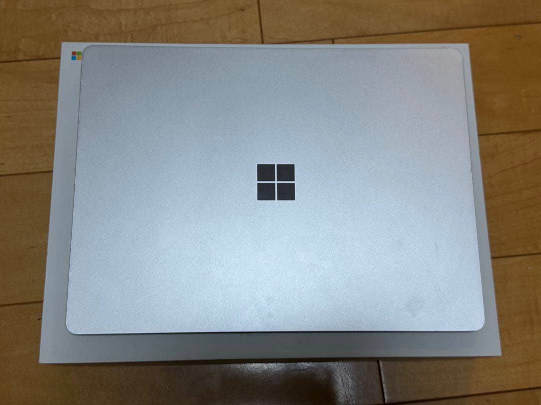 Surface laptop go 初代