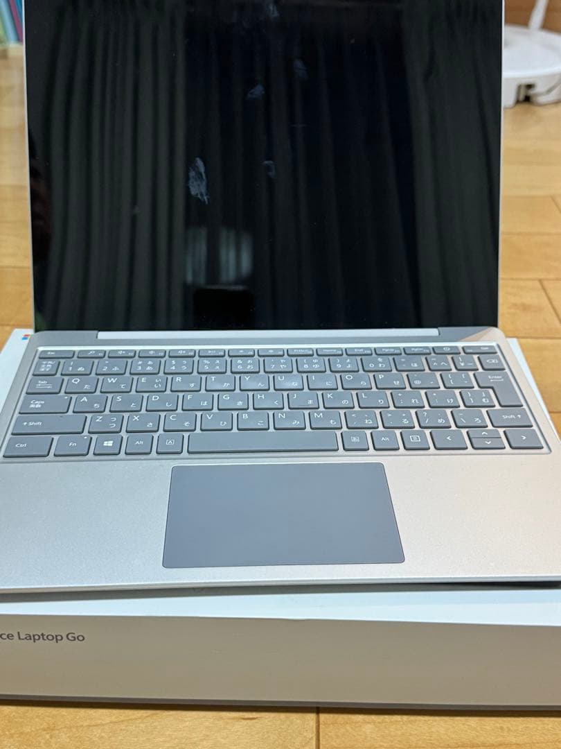 Surface laptop go 初代