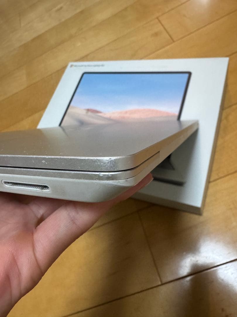 Surface laptop go 初代