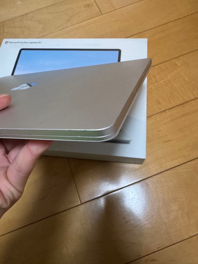 Surface laptop go 初代