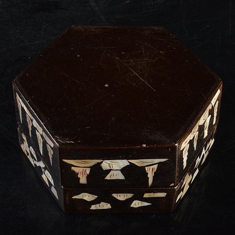 中国　清朝　青花花文鼻煙壷　花瓶　2点　李朝螺鈿装飾六角箱入り　C　R7421