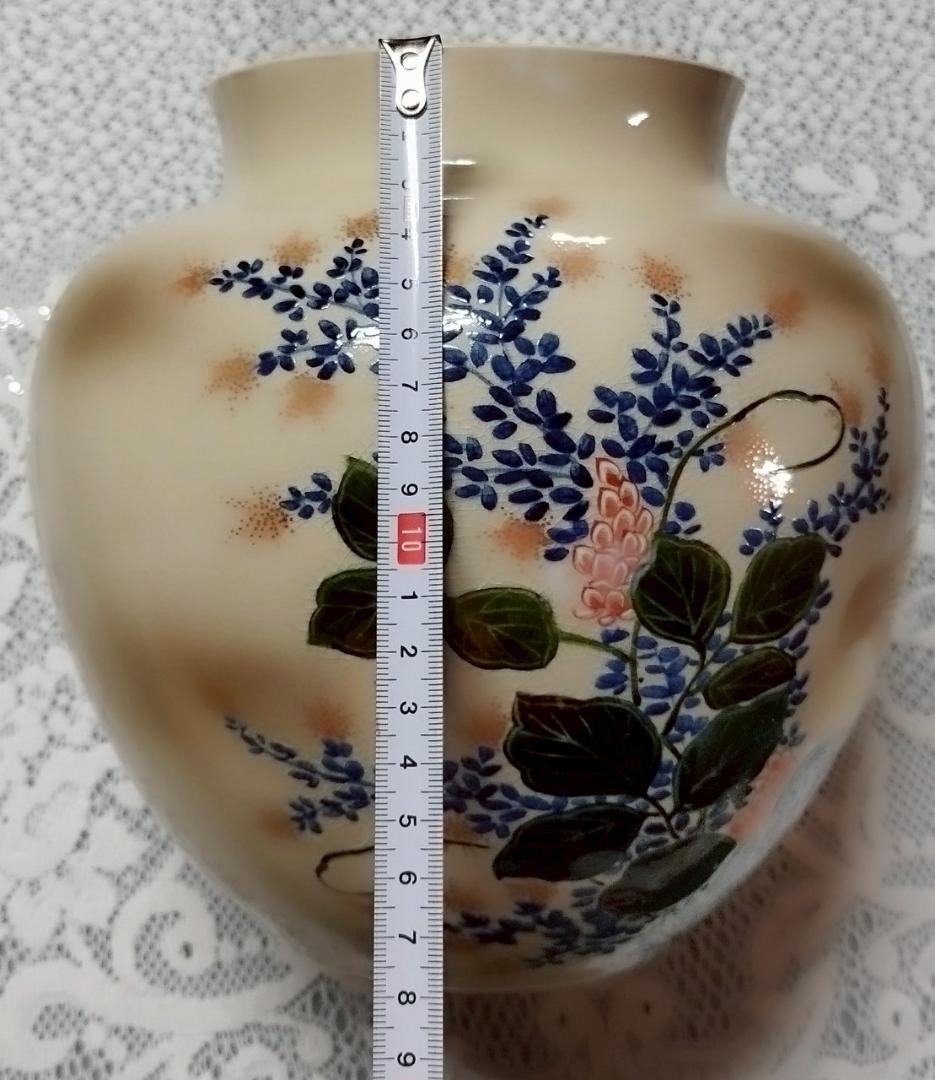 花と葉の装飾 陶器の花瓶