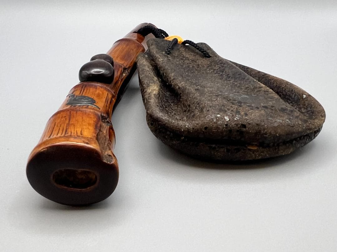 明治時代　竹製キセル入れ　在銘　紫檀製瓢箪高肉　蝸牛萌絵　骨製根〆　純銀製キセル