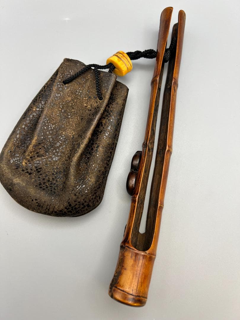 明治時代　竹製キセル入れ　在銘　紫檀製瓢箪高肉　蝸牛萌絵　骨製根〆　純銀製キセル