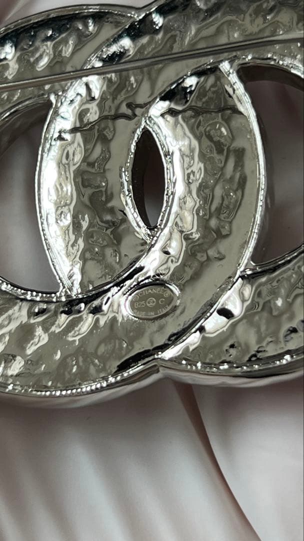 A*★様 CHANEL シルバーロゴブローチ