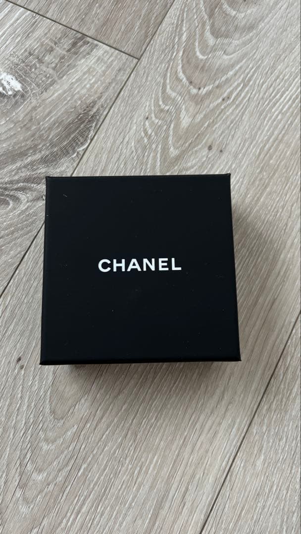 A*★様 CHANEL シルバーロゴブローチ