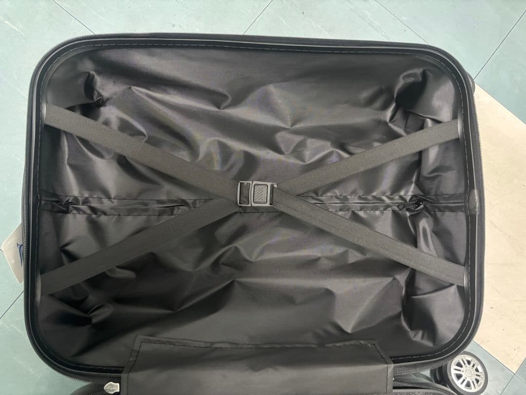 МサイズSサイズ新品未使用スーツケースキャリーケース　シルバー60L軽量3-5泊