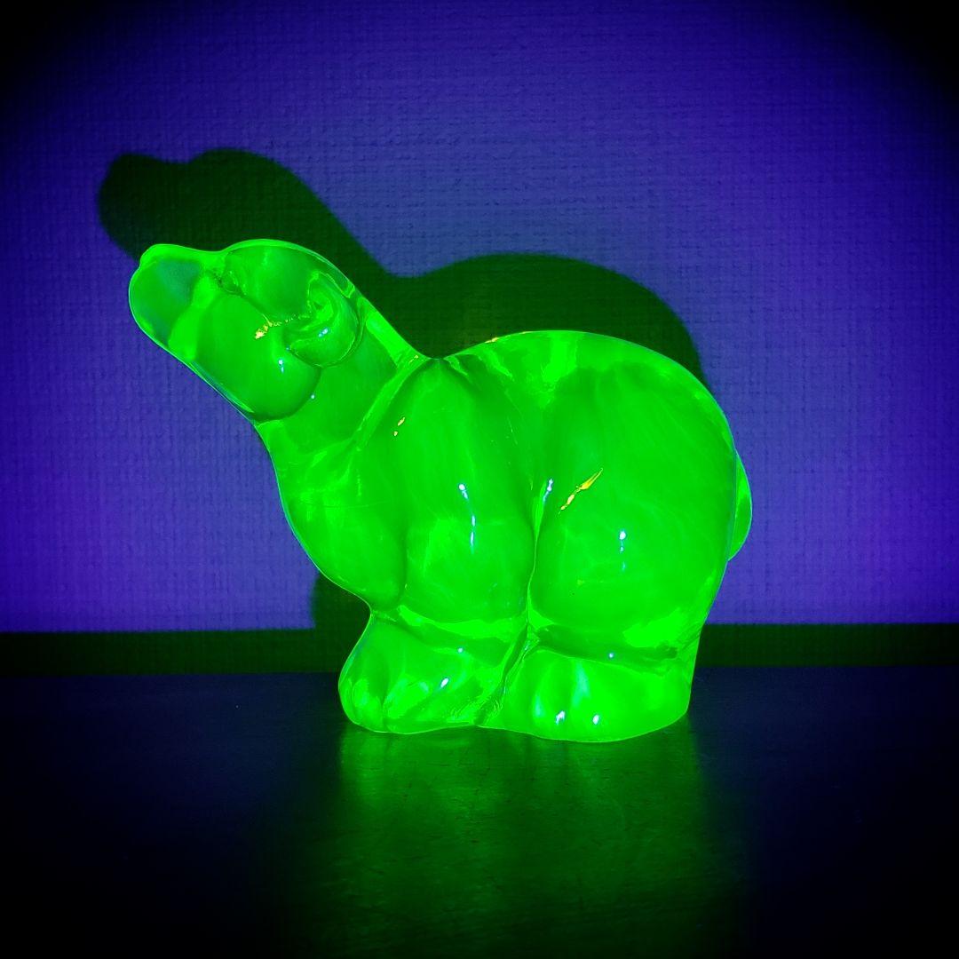 熊　ウランガラス　ヨーロッパ　プレスカラス　アンティーク　置物　インテリア