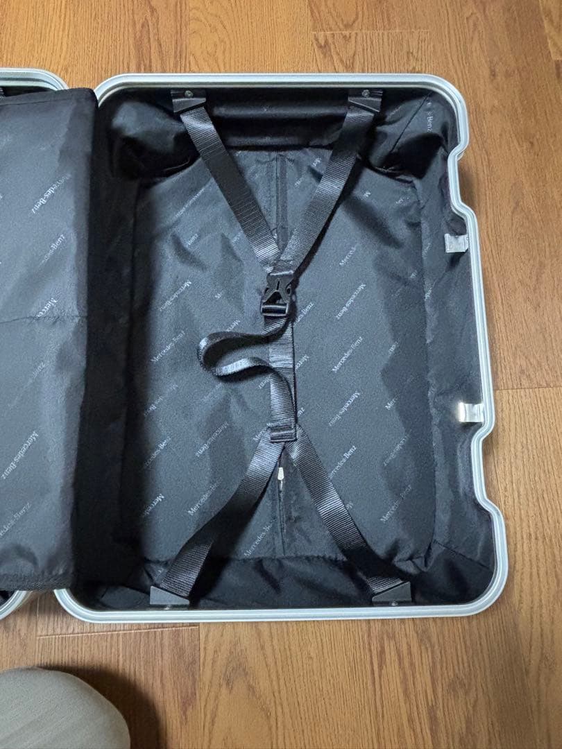 メルセデス　シルバーキャリーケース