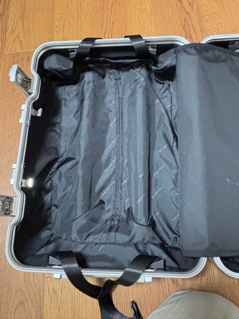 メルセデス　シルバーキャリーケース