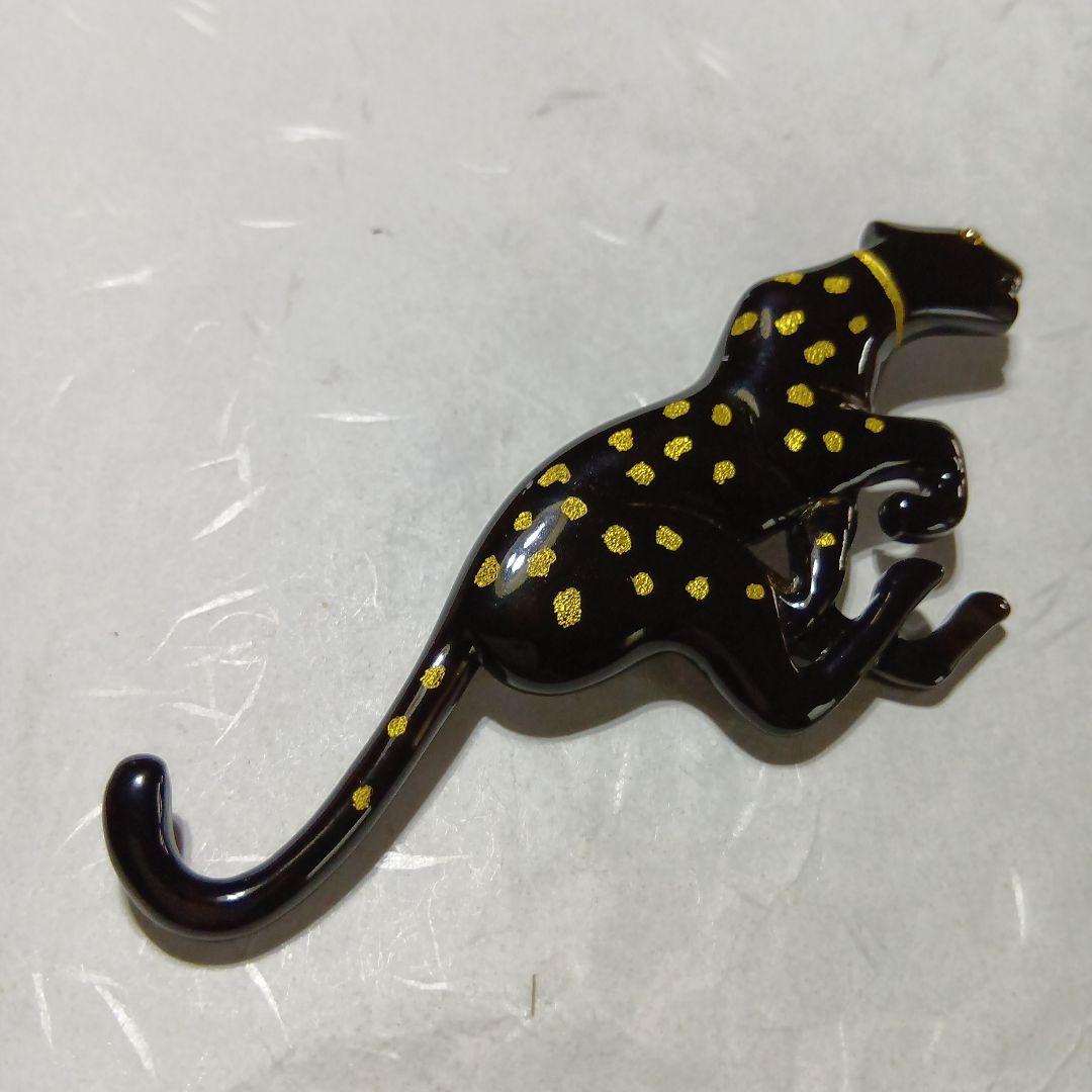 鼈甲沈金付きピューマブローチ