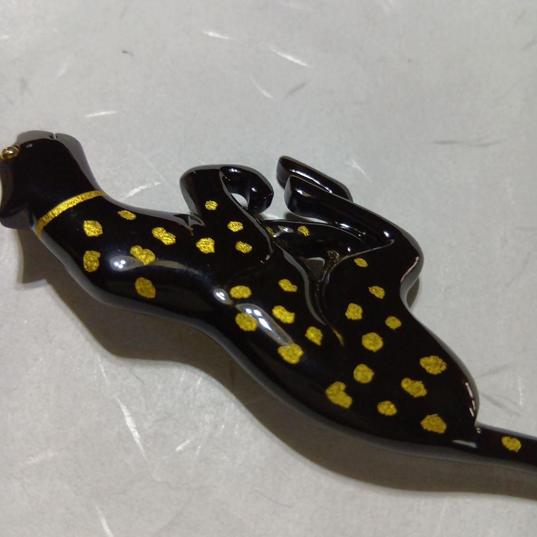 鼈甲沈金付きピューマブローチ