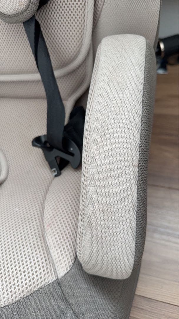 Combi 車用チャイルドシート ベージュ