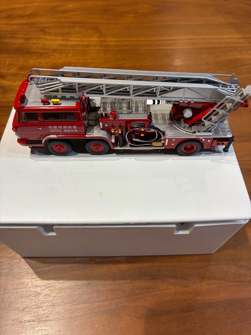 トミカ リミテッドヴィンテージNEO日野 はしご付消防車　LV-N24ⓐ