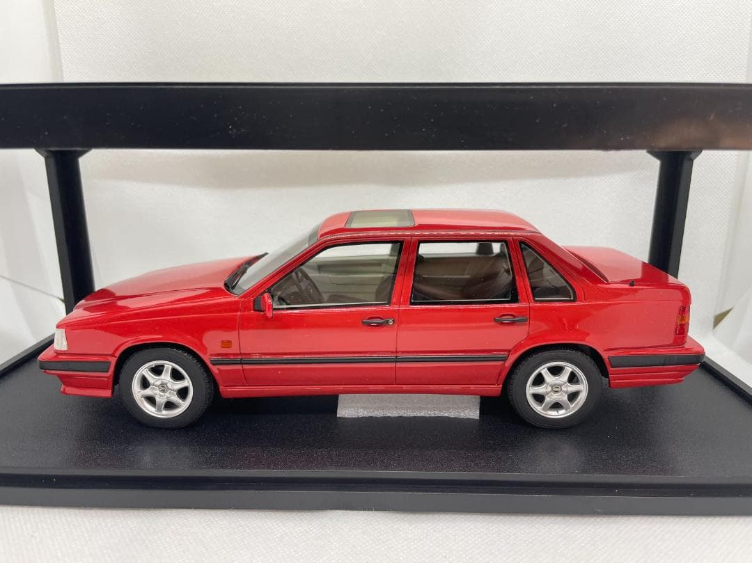 104-045 Cult 1/18 ボルボ850 GL T Signal red