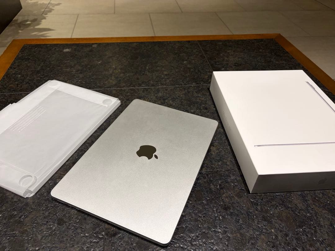 【箱・備品付き】MacBook Air M2チップ