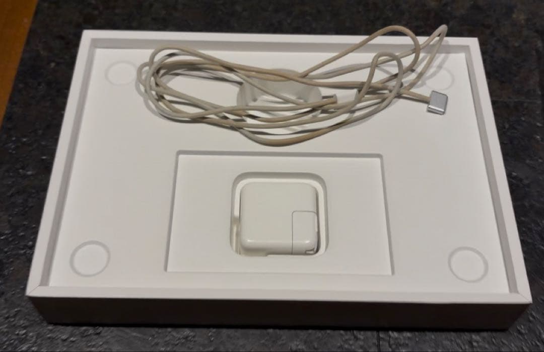 【箱・備品付き】MacBook Air M2チップ