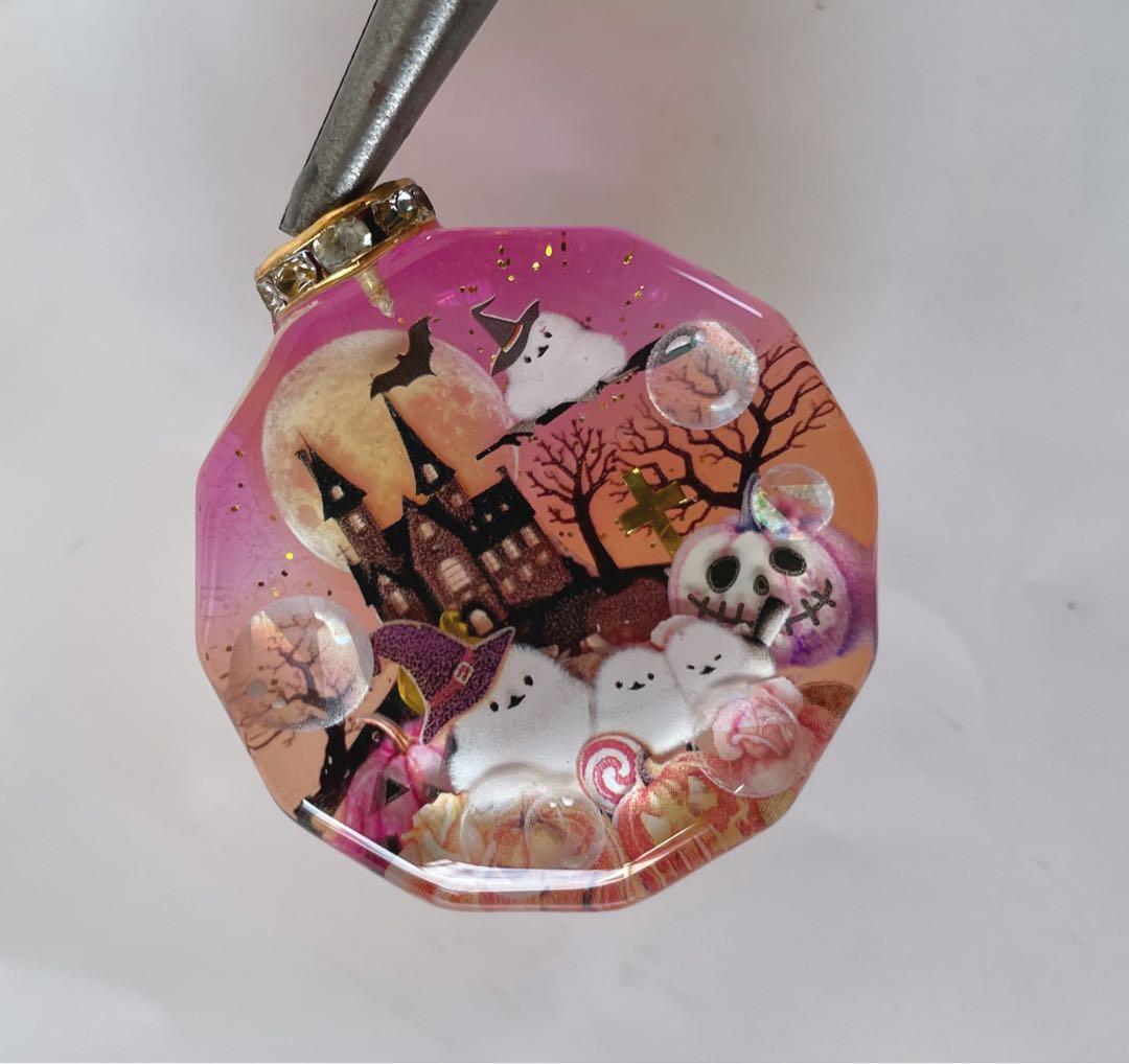 RUKURUKU/ハロウィンの夜のシマエナガ　蓄光　オルゴナイトネックレス