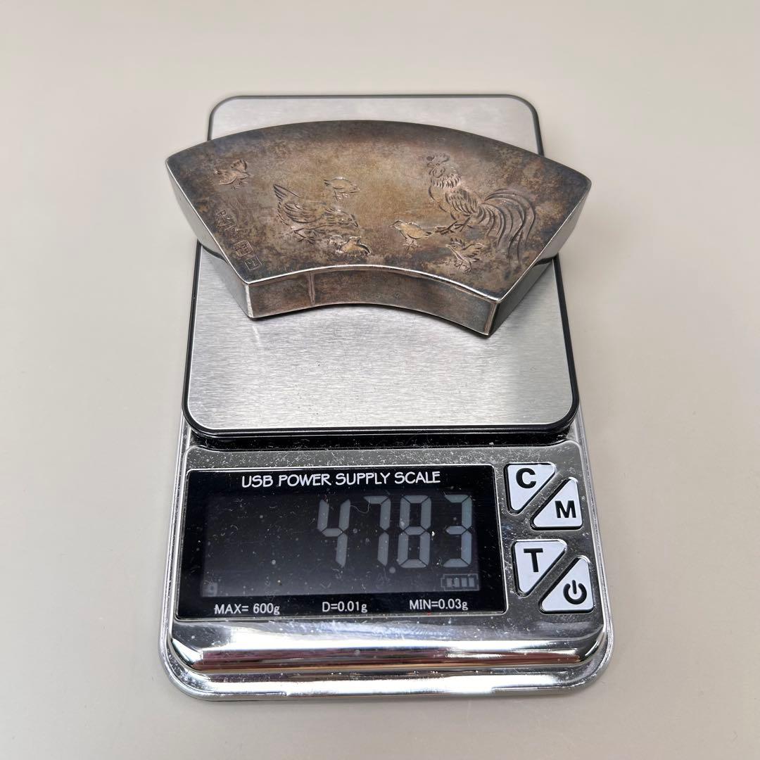 A扇形の小物入れ 鶏の彫刻 銀色 金属製 レトロ 雰囲気 約47.8g