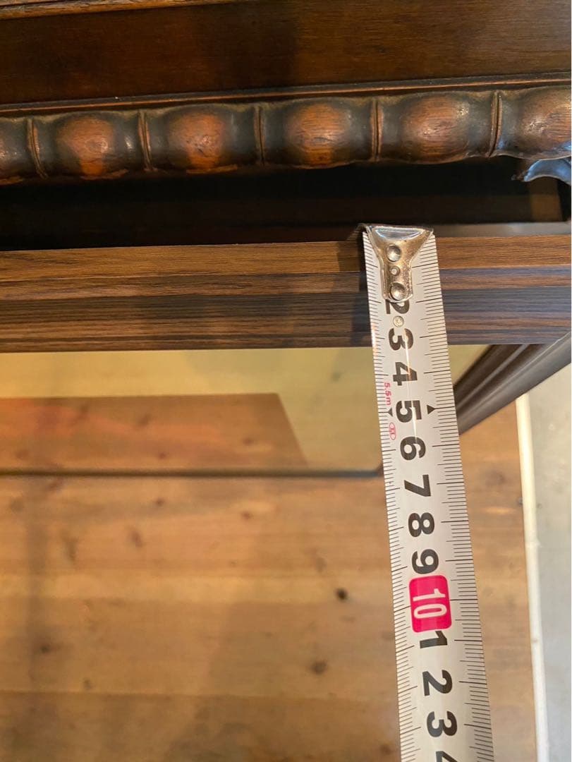 ベルナール カトラン 赤いテーブル 花束