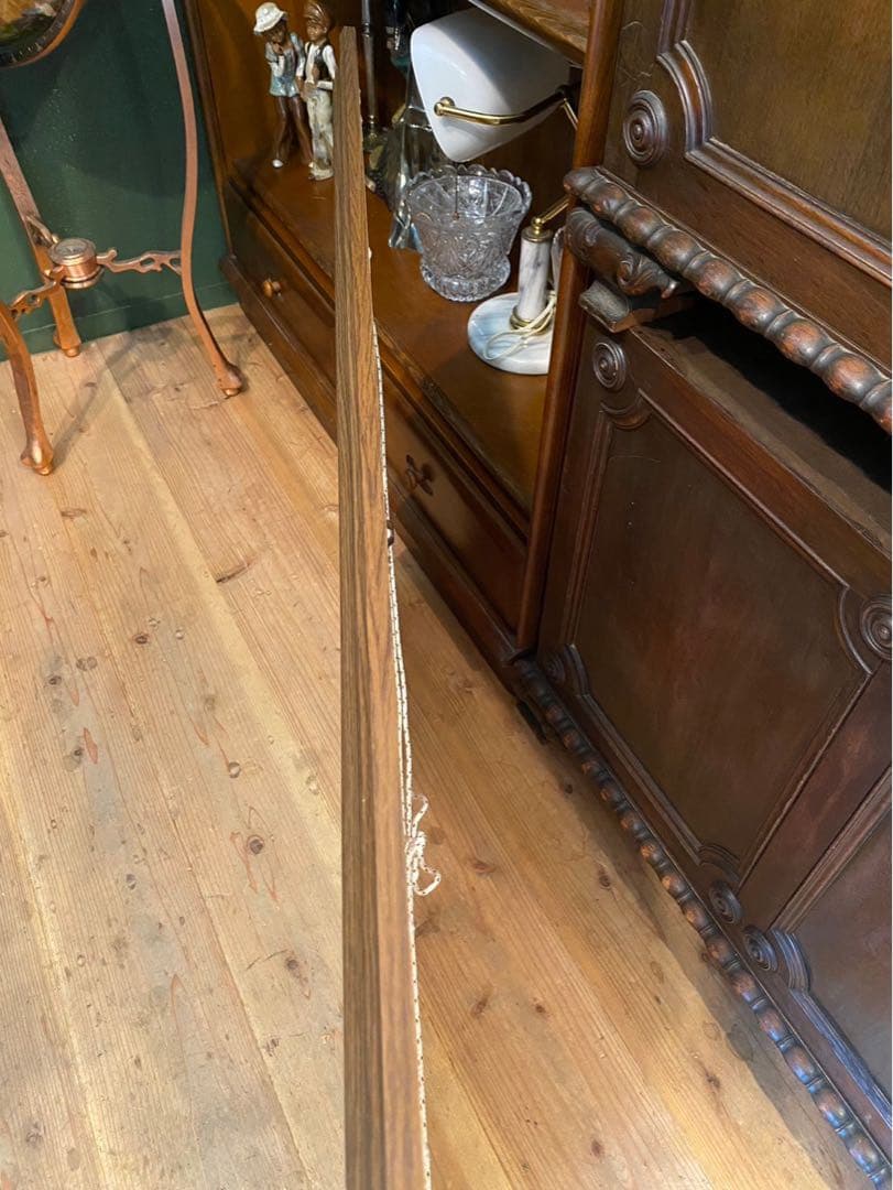 ベルナール カトラン 赤いテーブル 花束