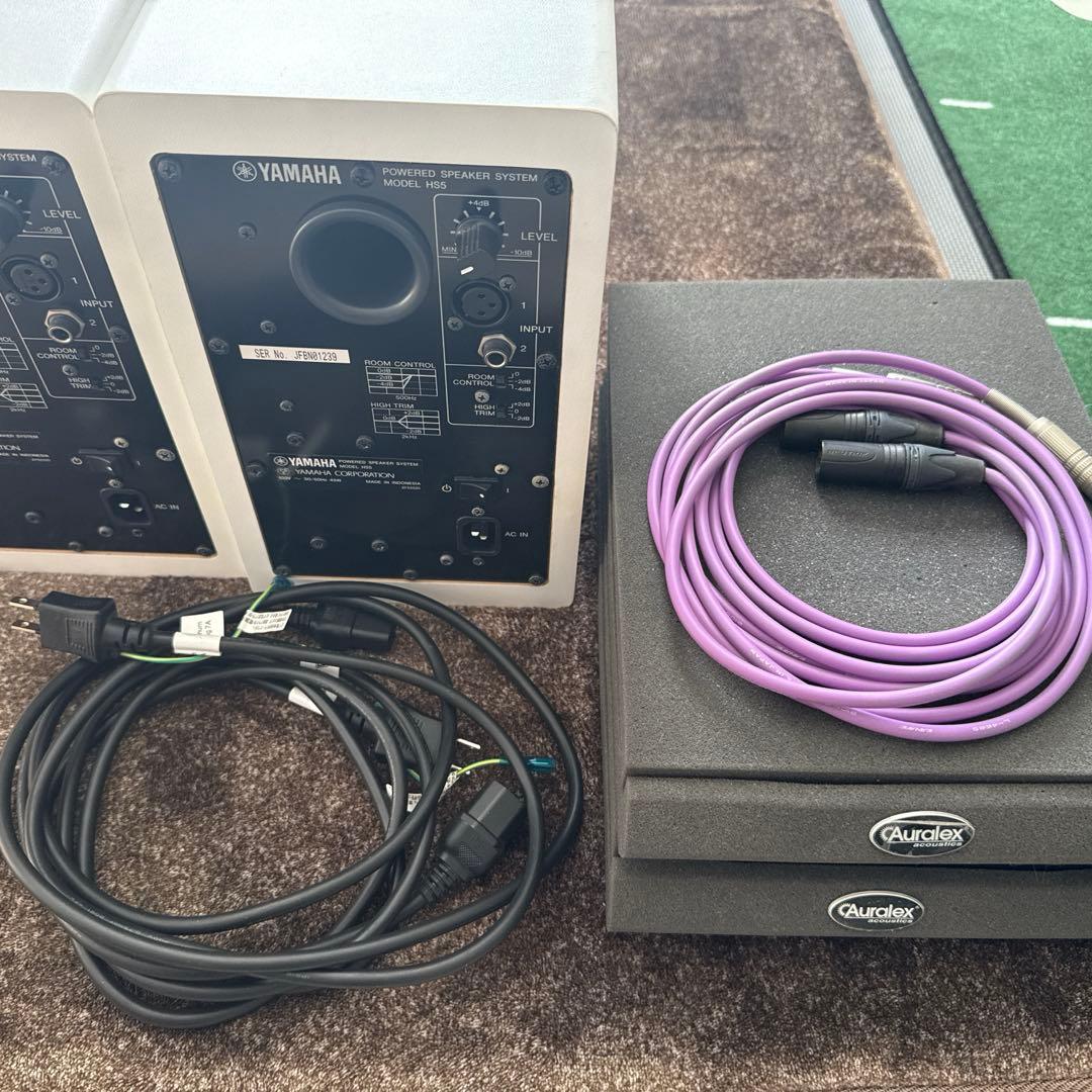YAMAHA ( ヤマハ ) HS5 W、XLRケーブル2本、パッド2枚