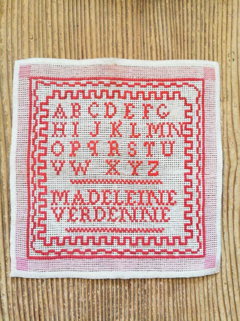 アンティーク フランス アルファベット＆フレーミング刺繍サンプラー ピンク格子