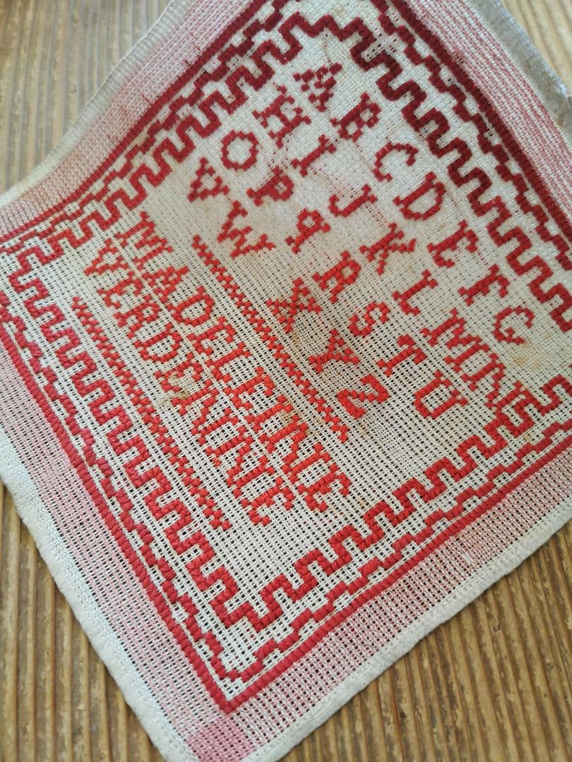 アンティーク フランス アルファベット＆フレーミング刺繍サンプラー ピンク格子