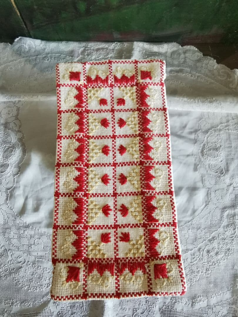 アンティークフランス アルザスチェック 花や葉の手刺繍ドイリー レッド＆ライム