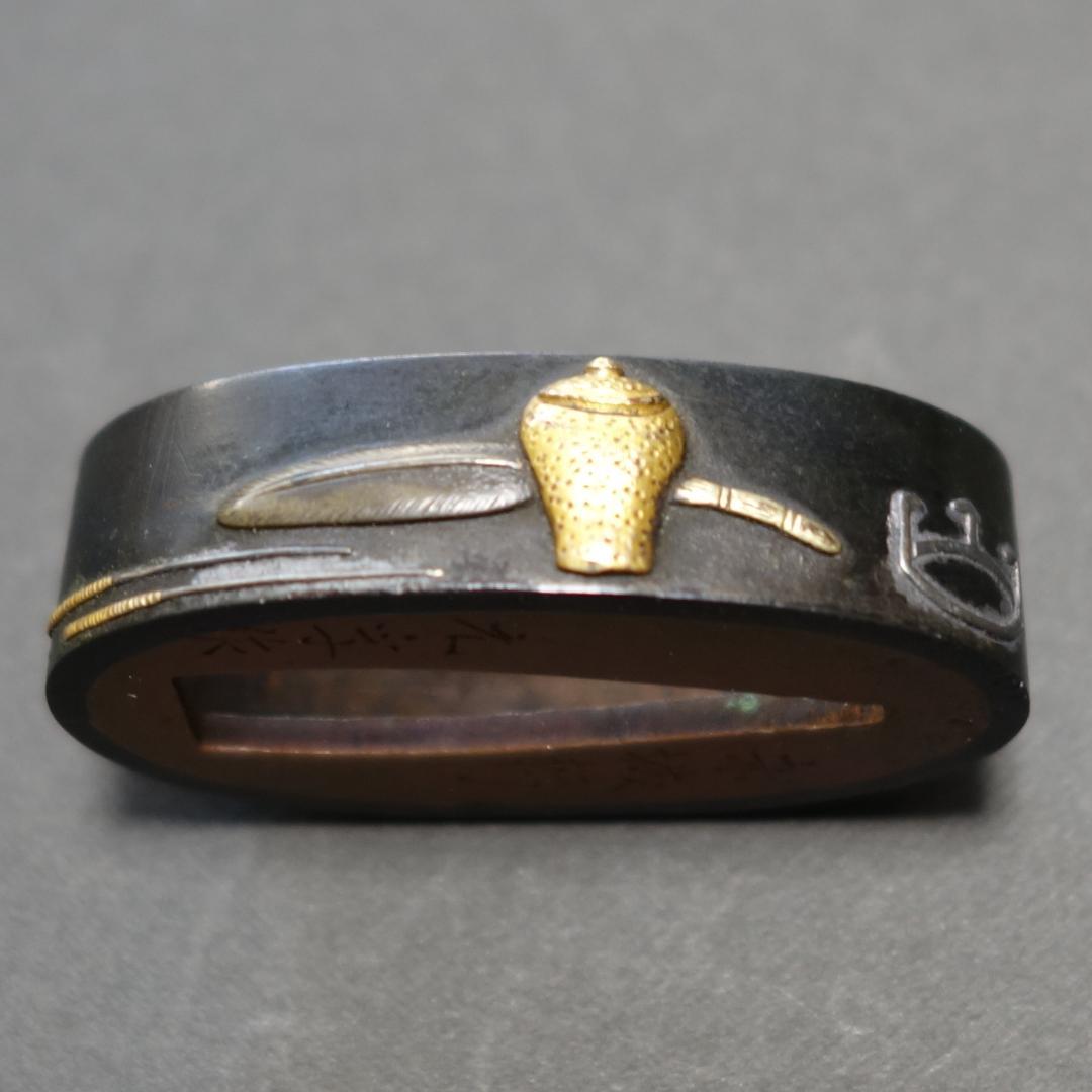 【 在銘 赤城軒元孚 赤銅磨地 金銀銅色絵 茶道具図縁頭 】 (箱・布団付き)