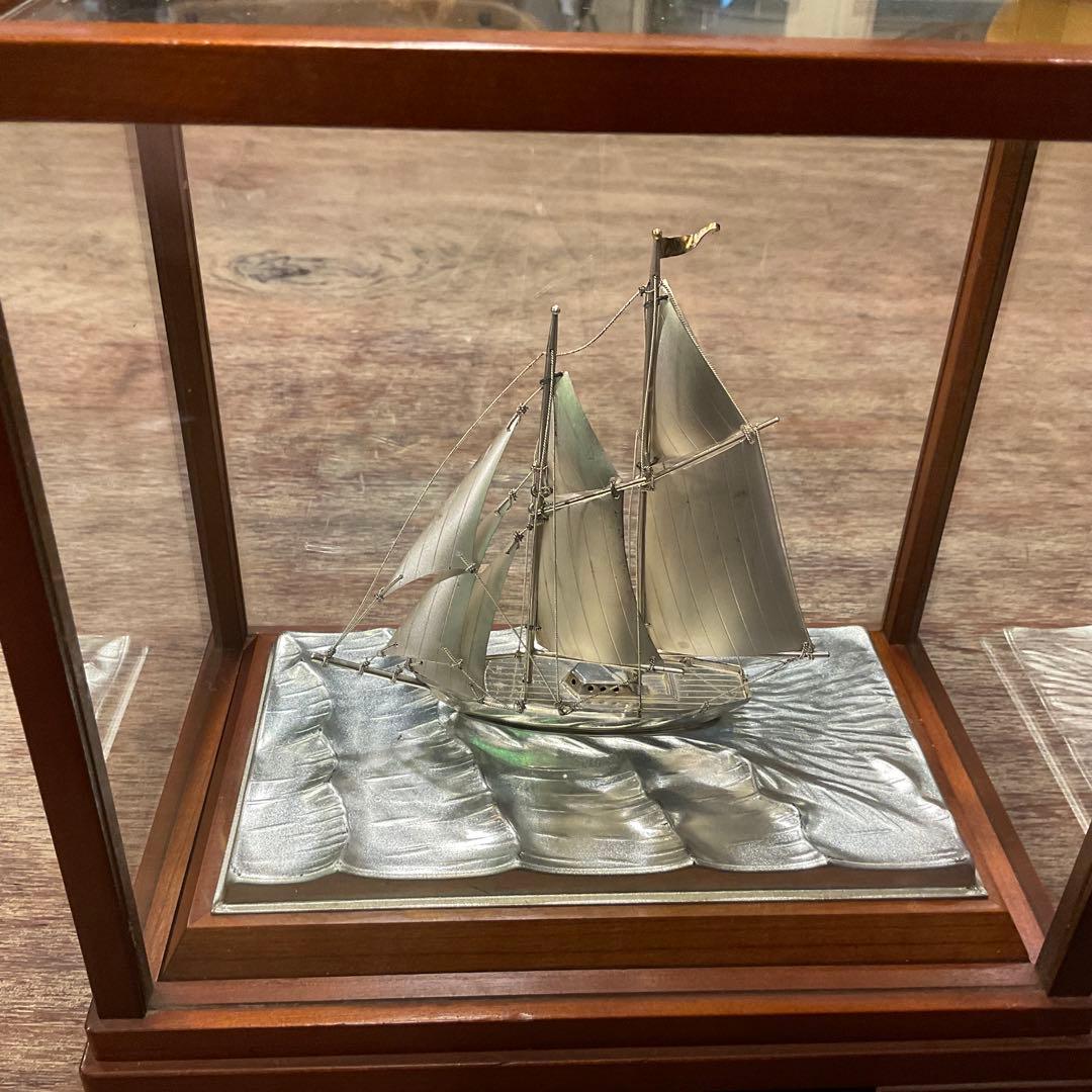 銀製(純銀刻印)帆船 置物 台付 ヨット シルバー 金属工芸 ガラスケース