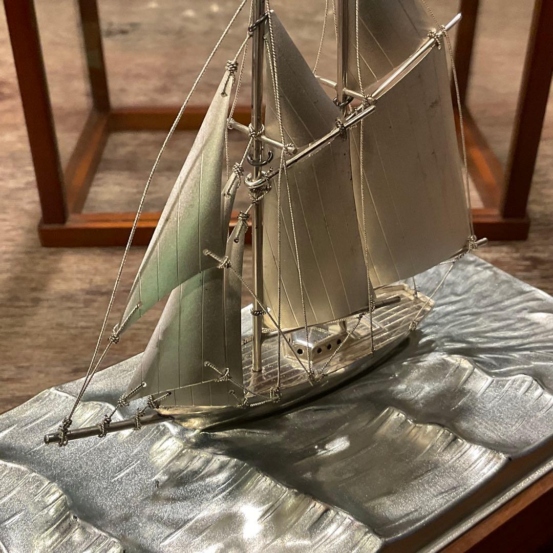 銀製(純銀刻印)帆船 置物 台付 ヨット シルバー 金属工芸 ガラスケース