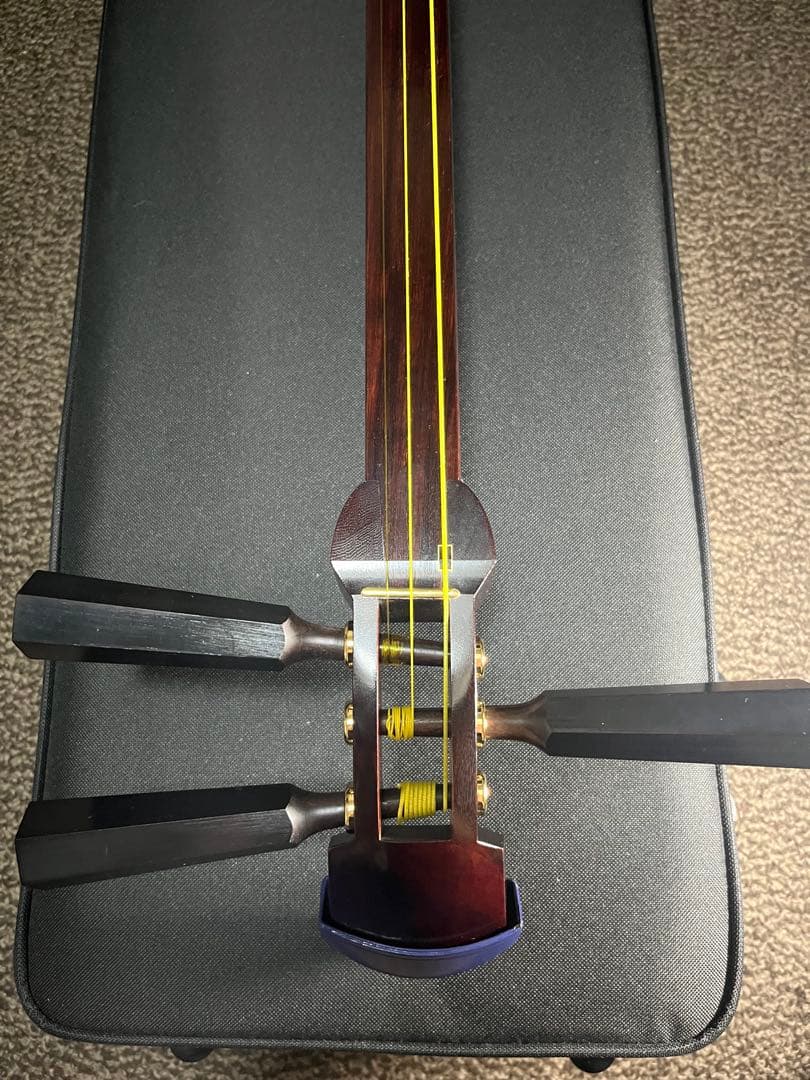 値下げしました。 津軽三味線 紅木 本鼈甲撥 超軽量ケース付き
