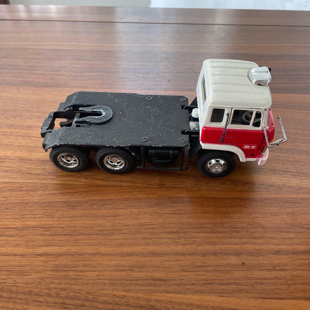 トミカ 赤と白 トレーラー 6ホイール