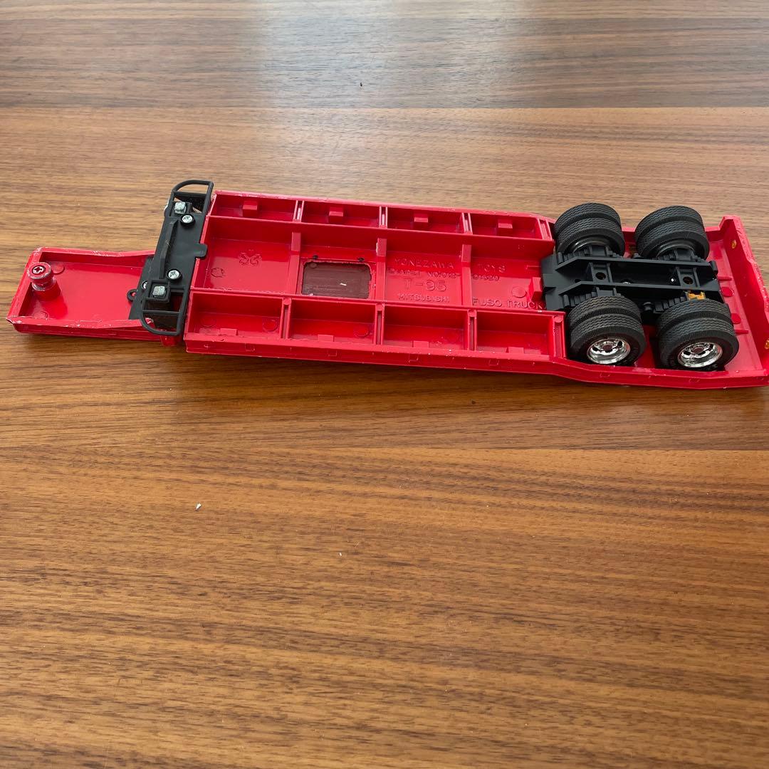 トミカ 赤と白 トレーラー 6ホイール