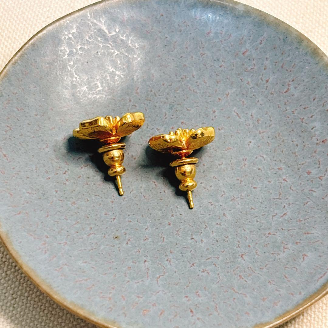 trifariトリファリ　ハナミズキ　小さめピアス ホワイト　花