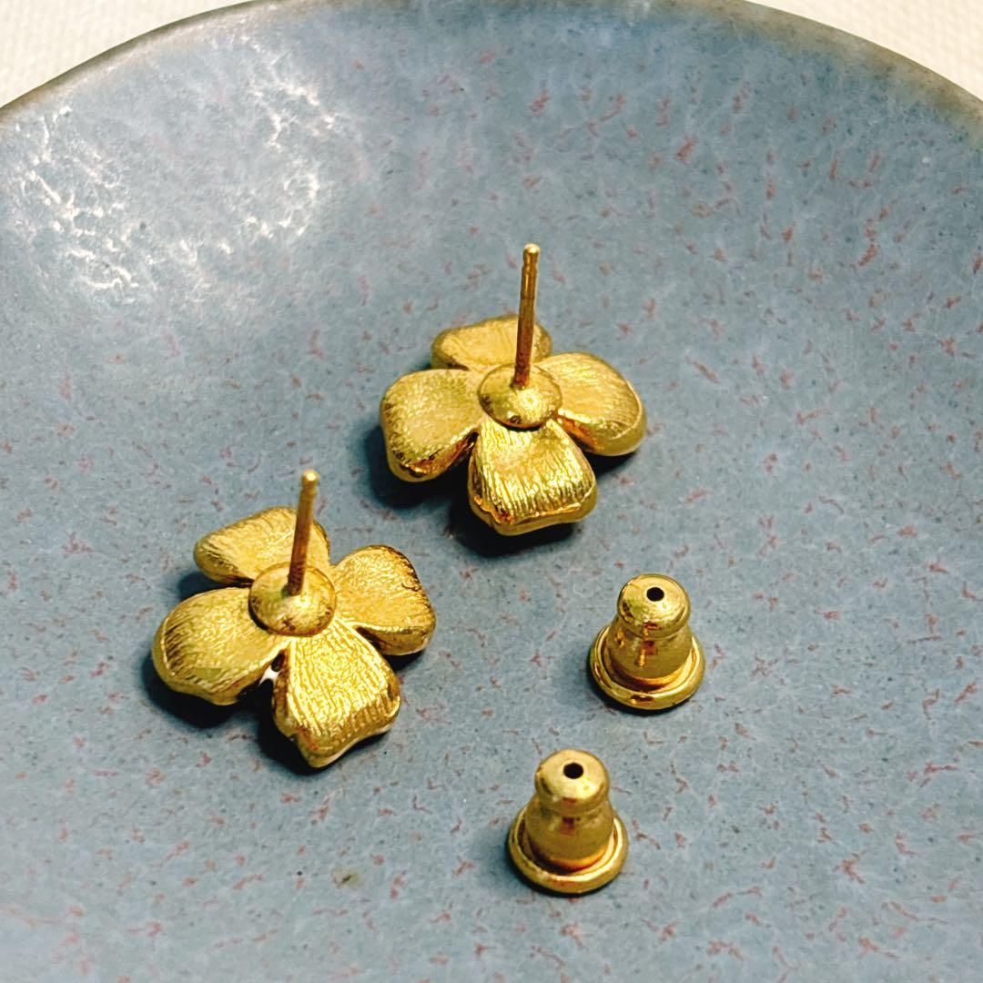 trifariトリファリ　ハナミズキ　小さめピアス ホワイト　花