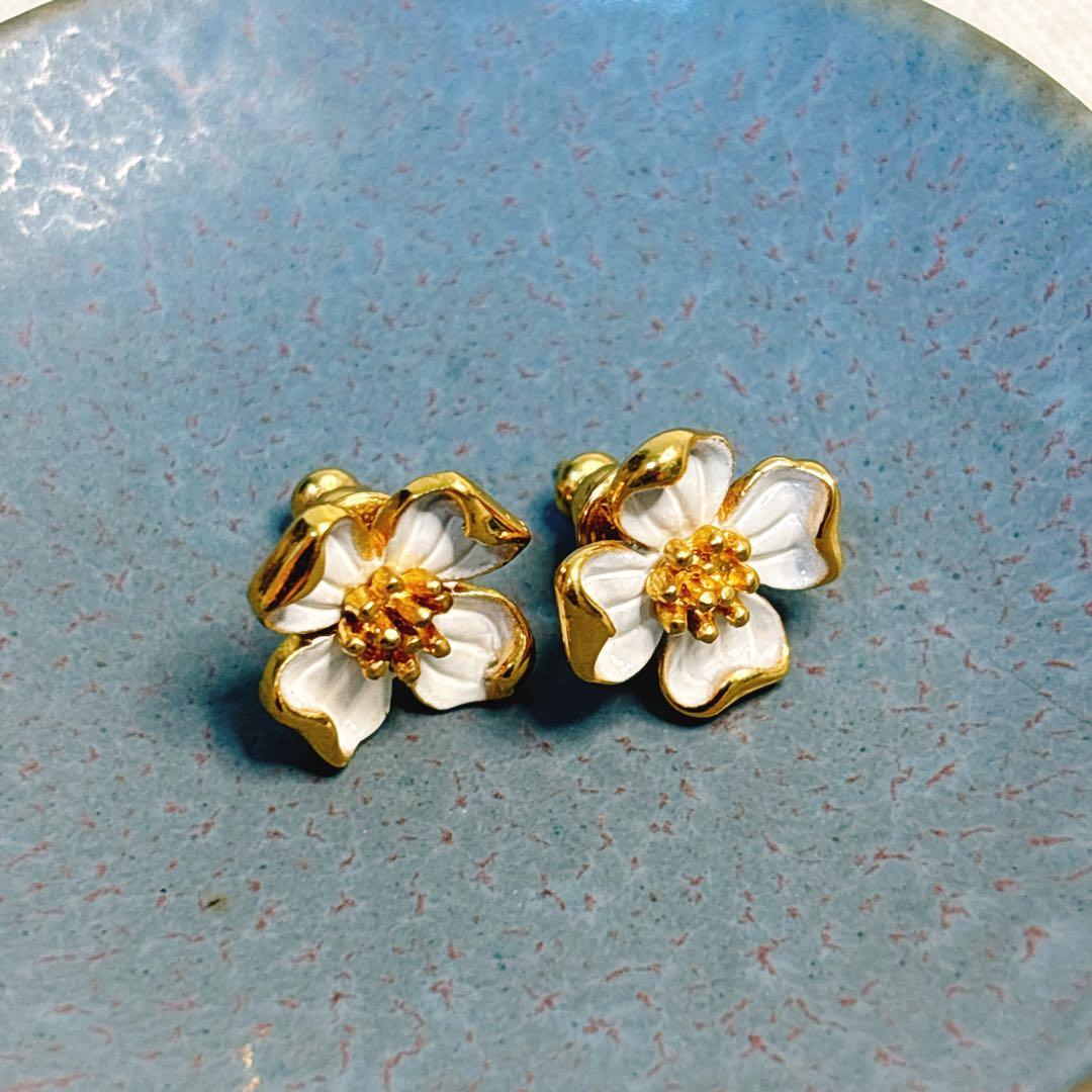 trifariトリファリ　ハナミズキ　小さめピアス ホワイト　花