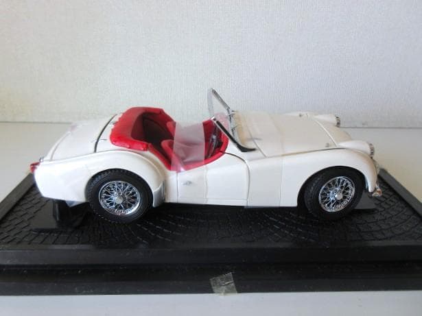 特価 京商 (1/18) トライアンフ TR3A