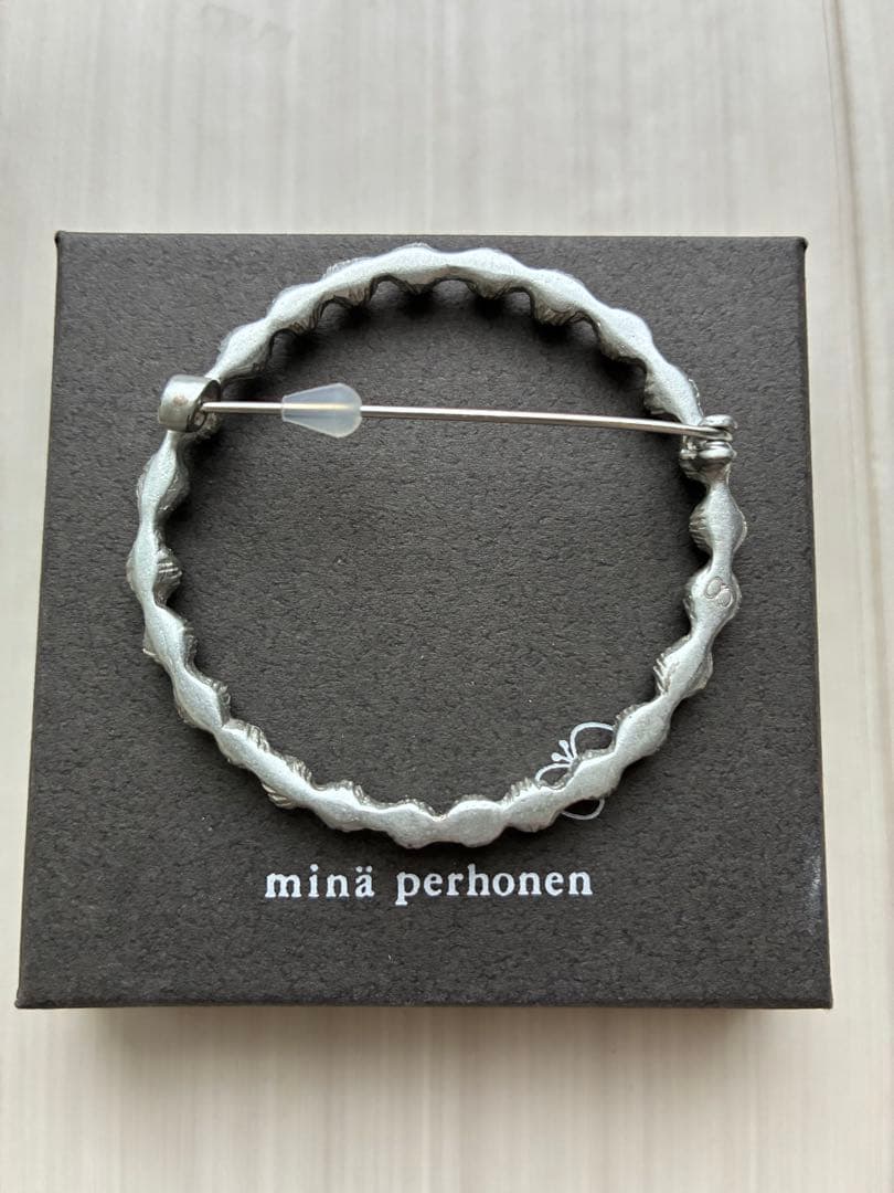 mina perhonen ブローチ