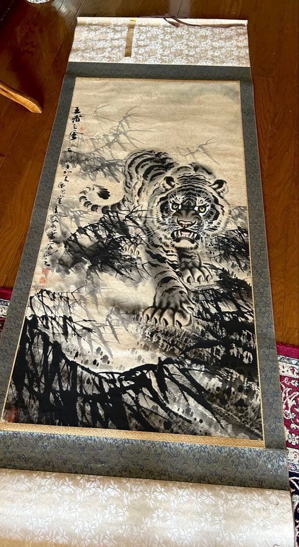 猛虎図　虎　掛け軸　中国掛軸 時代 虎 / 猫虎 肉筆 在銘 水墨　中国　骨董品