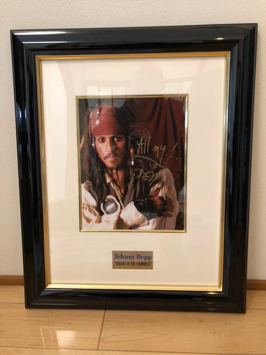 ジョニー・デップ　直筆サイン　写真〔パイレーツ・オブ・カリビアン〕